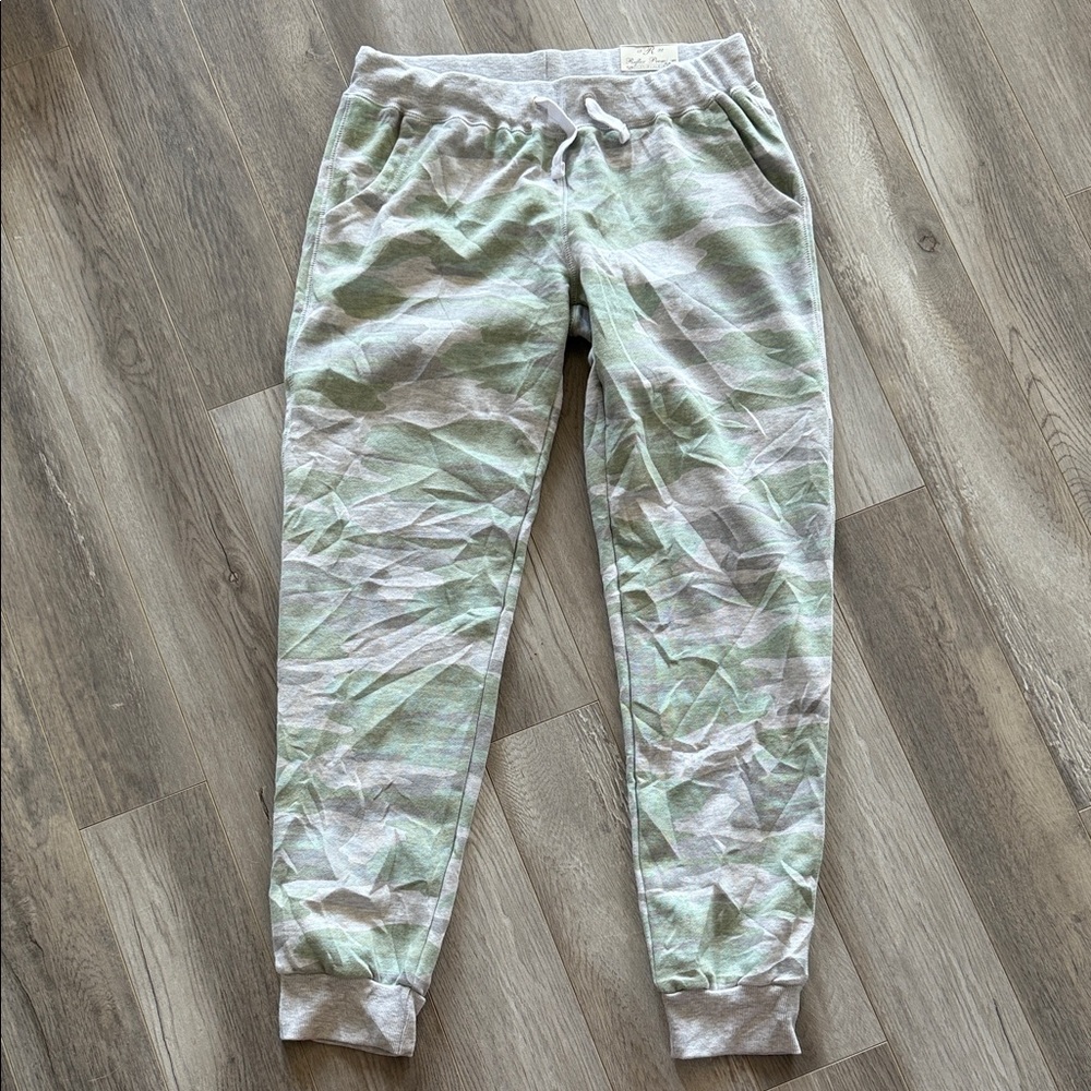 ✨NWT✨ Reflex life is out there camo Joggers, size XL
